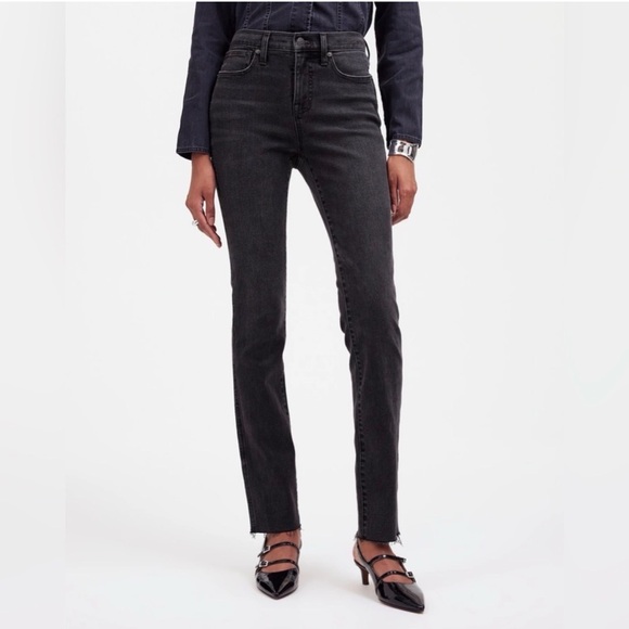 Madewell Denim - Madewell Stovepipe High-Rise Straight Leg Jeans in Washed Black. Size 31T.